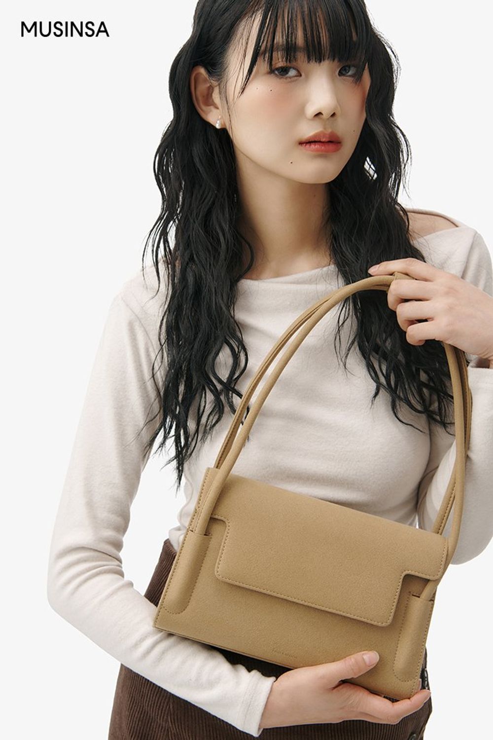 보트 넥 티셔츠와 코듀로이 스커트, 롱 코트로 스타일링한 로맨틱 룩 #톤온톤 #데이트 #뉴트럴톤 #코듀로이 #랩스타일 #겨울 #로맨틱 #싱글코트