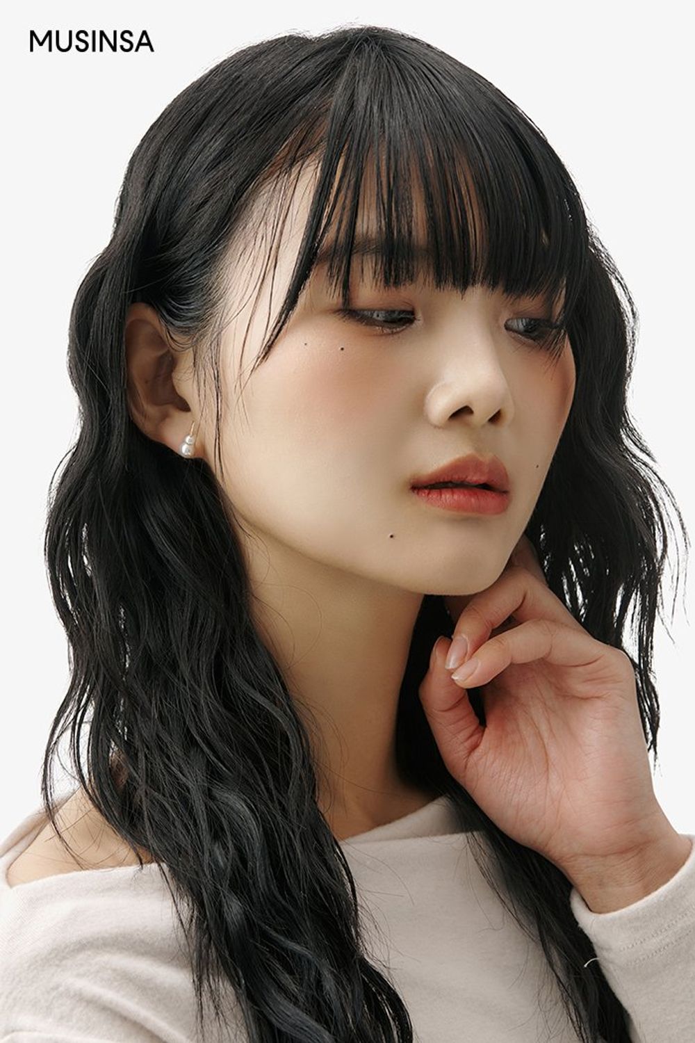 보트 넥 티셔츠와 코듀로이 스커트, 롱 코트로 스타일링한 로맨틱 룩 #톤온톤 #데이트 #뉴트럴톤 #코듀로이 #랩스타일 #겨울 #로맨틱 #싱글코트