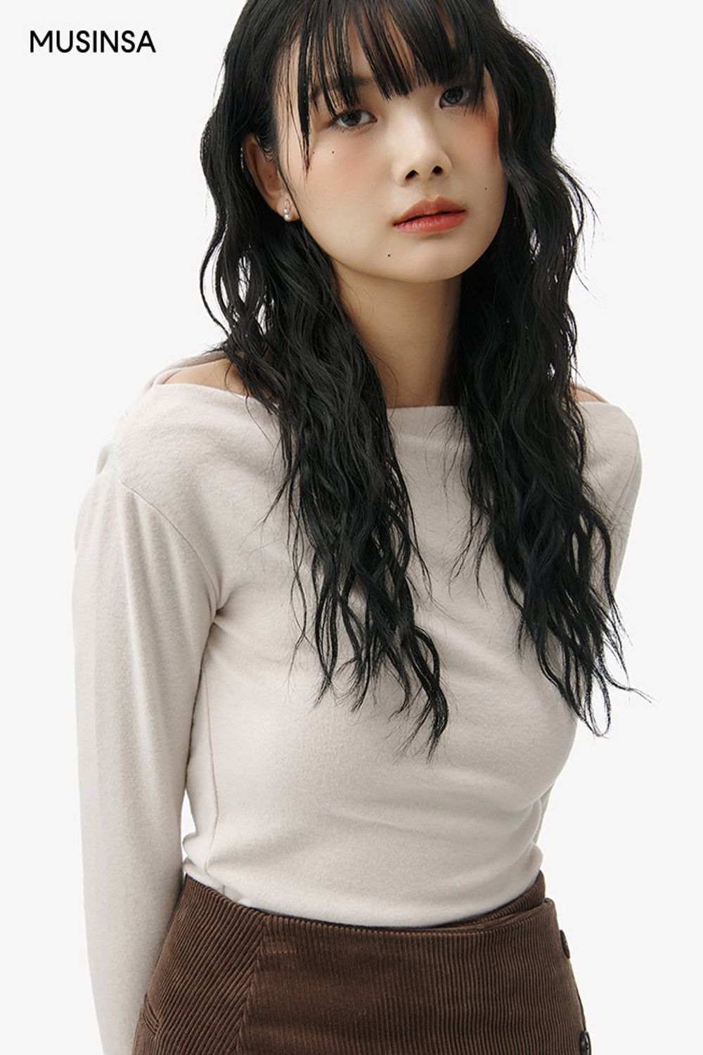 보트 넥 티셔츠와 코듀로이 스커트, 롱 코트로 스타일링한 로맨틱 룩 #톤온톤 #데이트 #뉴트럴톤 #코듀로이 #랩스타일 #겨울 #로맨틱 #싱글코트