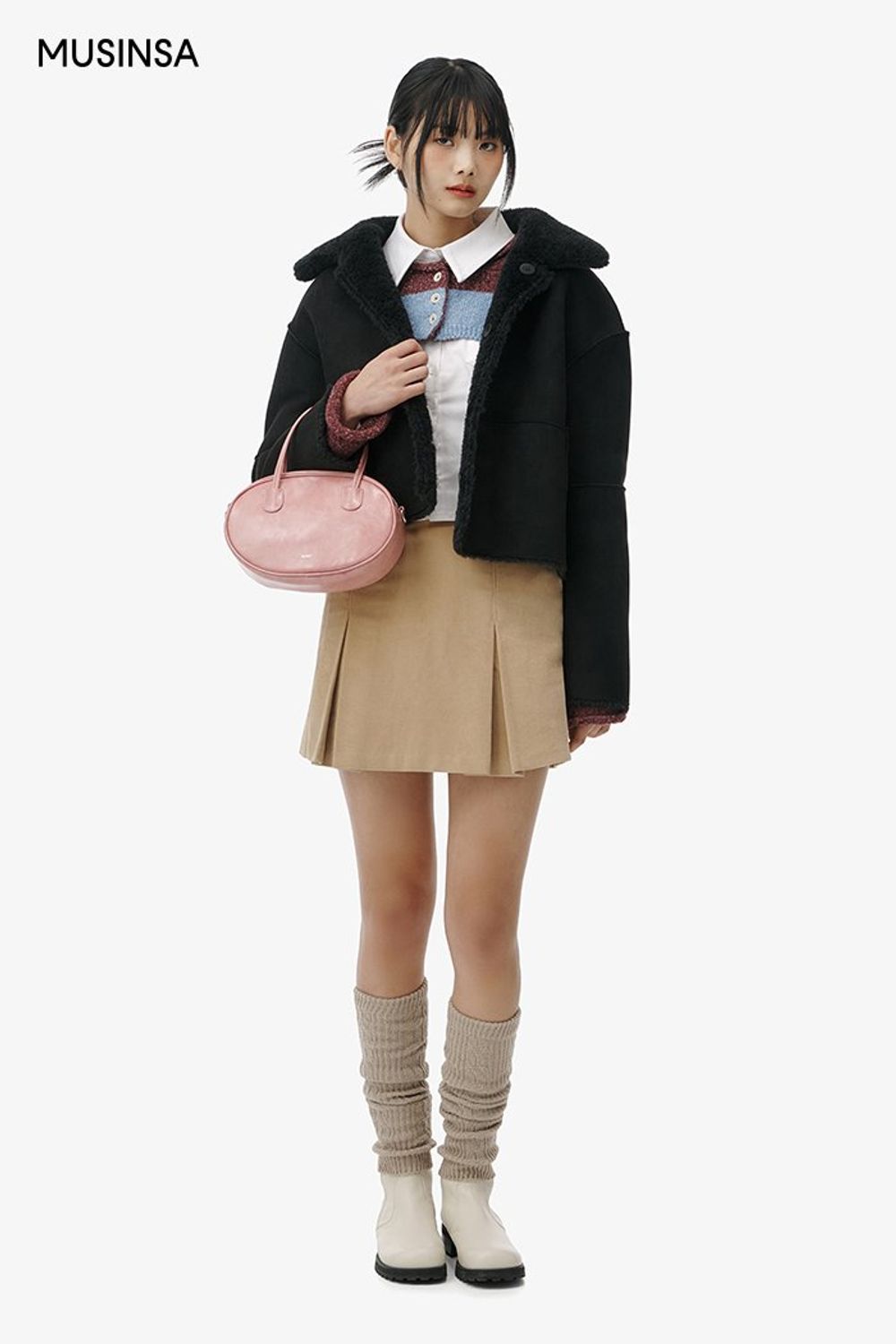 크롭 디테일의 셔츠와 카디건을 레이어드하고 무스탕 재킷으로 따뜻하게 마무리한 걸리시 룩 #스트라이프 #레이어드룩 #짧치 #코듀로이 #여친룩 #리버서블 #플리츠 #크롭 #겨울 #걸리시 #무스탕