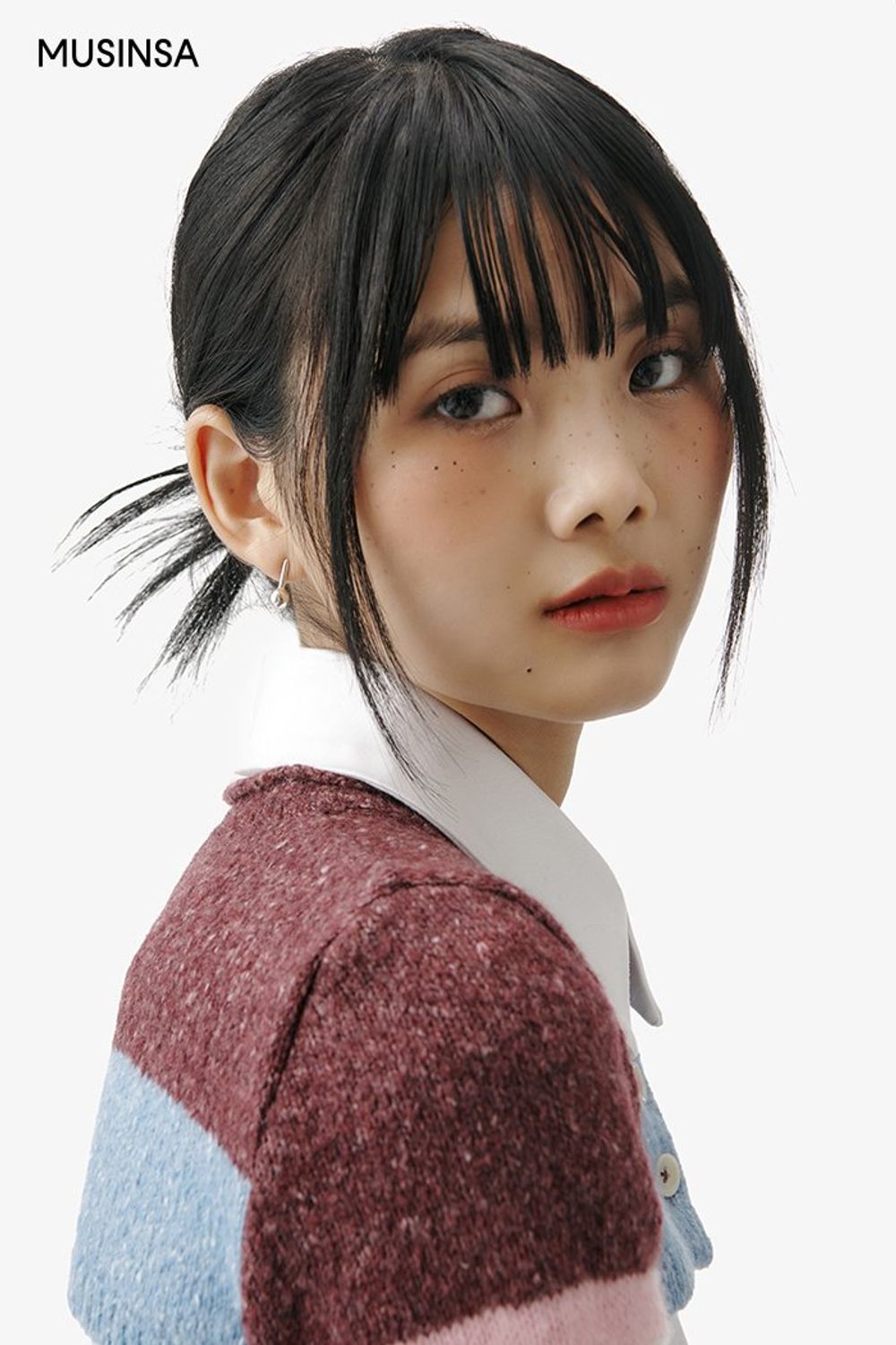 크롭 디테일의 셔츠와 카디건을 레이어드하고 무스탕 재킷으로 따뜻하게 마무리한 걸리시 룩 #스트라이프 #레이어드룩 #짧치 #코듀로이 #여친룩 #리버서블 #플리츠 #크롭 #겨울 #걸리시 #무스탕