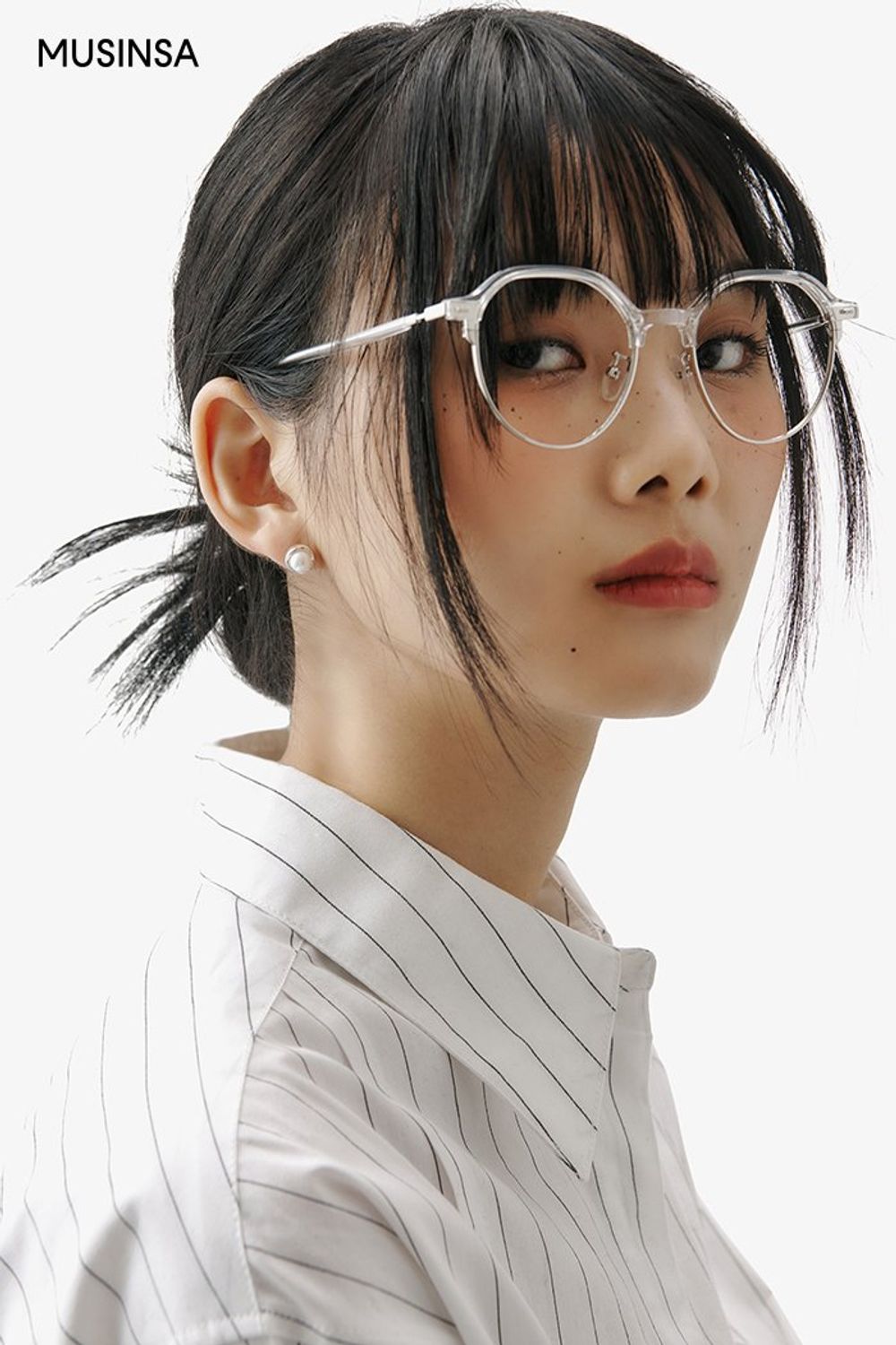 스트라이프 패턴 셔츠와 슬랙스, 싱글 코트로 깔끔하게 연출한 포멀 룩 #와이드핏 #모노톤 #스트라이프 #출근룩 #스트링 #겨울 #비즈니스캐주얼 #포멀 #싱글코트