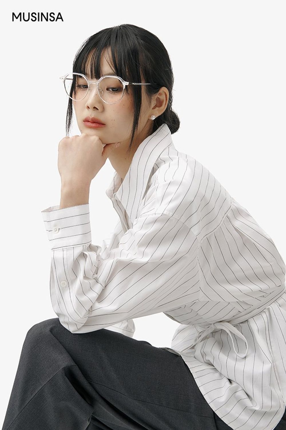 스트라이프 패턴 셔츠와 슬랙스, 싱글 코트로 깔끔하게 연출한 포멀 룩 #와이드핏 #모노톤 #스트라이프 #출근룩 #스트링 #겨울 #비즈니스캐주얼 #포멀 #싱글코트