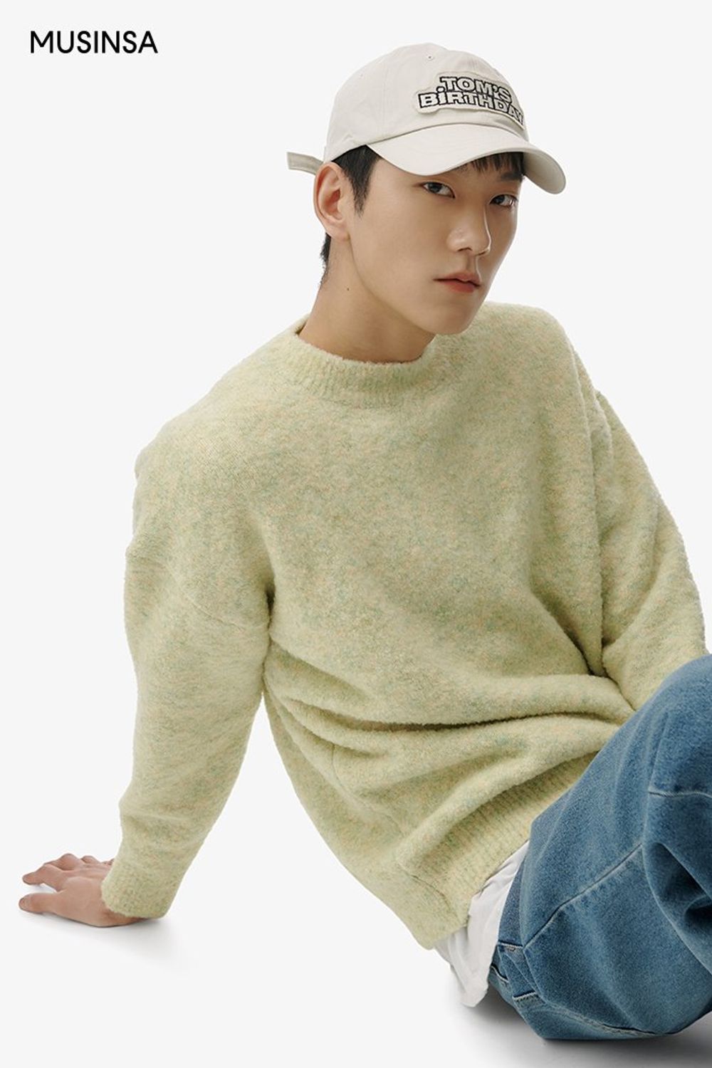 푸퍼 재킷에 니트를 매치하고 데님 팬츠를 더해 완성한 캐주얼 룩 #화사한 #레터링 #와이드핏 #겨울 #캐주얼