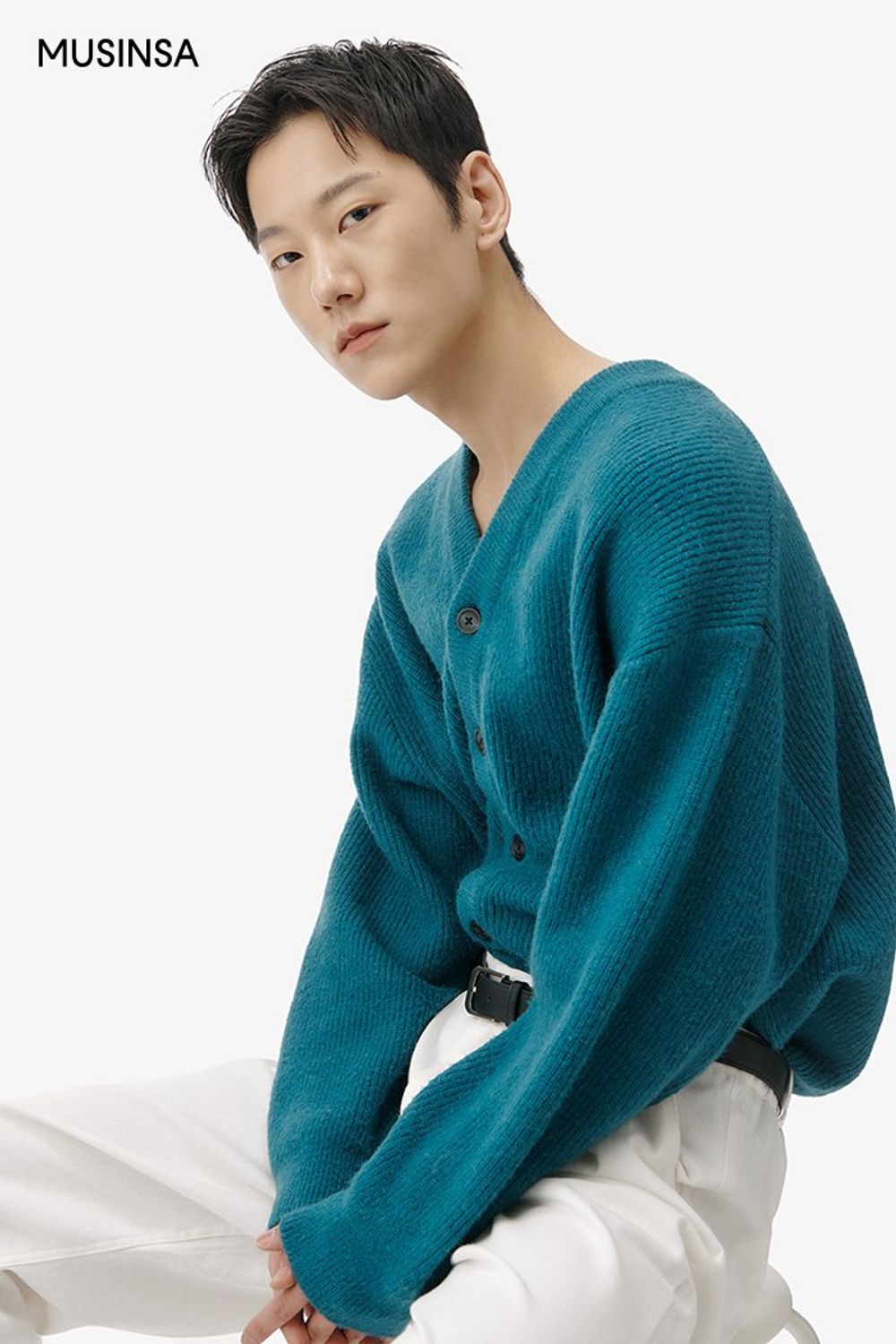 더블 코트에 카디건을 매치하고 치노 팬츠를 더해 완성한 댄디 룩 #컬러포인트 #얼죽코 #겨울 #댄디 #더블코트