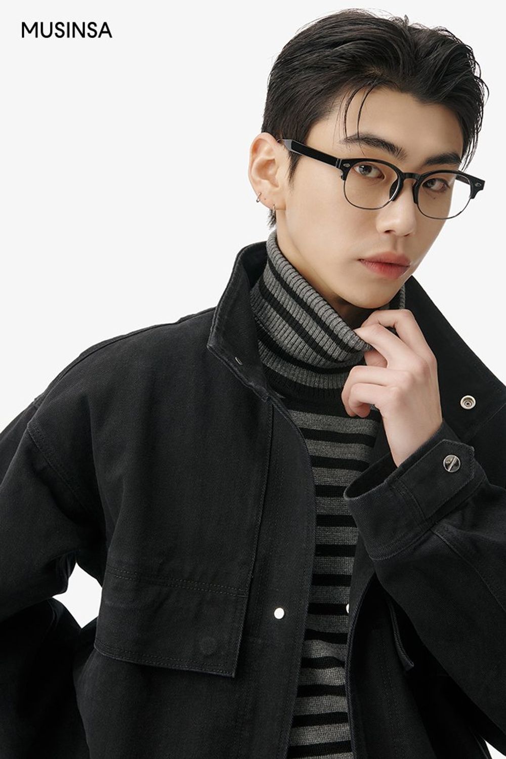 데님 소재 셋업에 스트라이프 니트로 포인트를 준 댄디 룩 #모노톤 #스트라이프 #셋업코디 #청청패션 #데이트 #겨울 #댄디