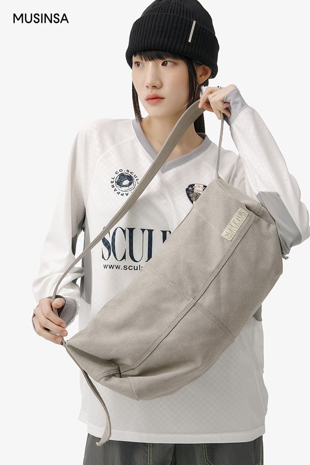 스티치 포인트의 셋업과 비니 조합에 크로스 백으로 마무리한 스트릿 룩 #로고플레이 #모노톤 #셋업코디 #카고 #스티치 #봄 #스트릿