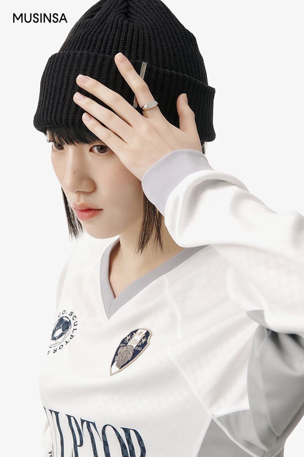 스티치 포인트의 셋업과 비니 조합에 크로스 백으로 마무리한 스트릿 룩 #로고플레이 #모노톤 #셋업코디 #카고 #스티치 #봄 #스트릿