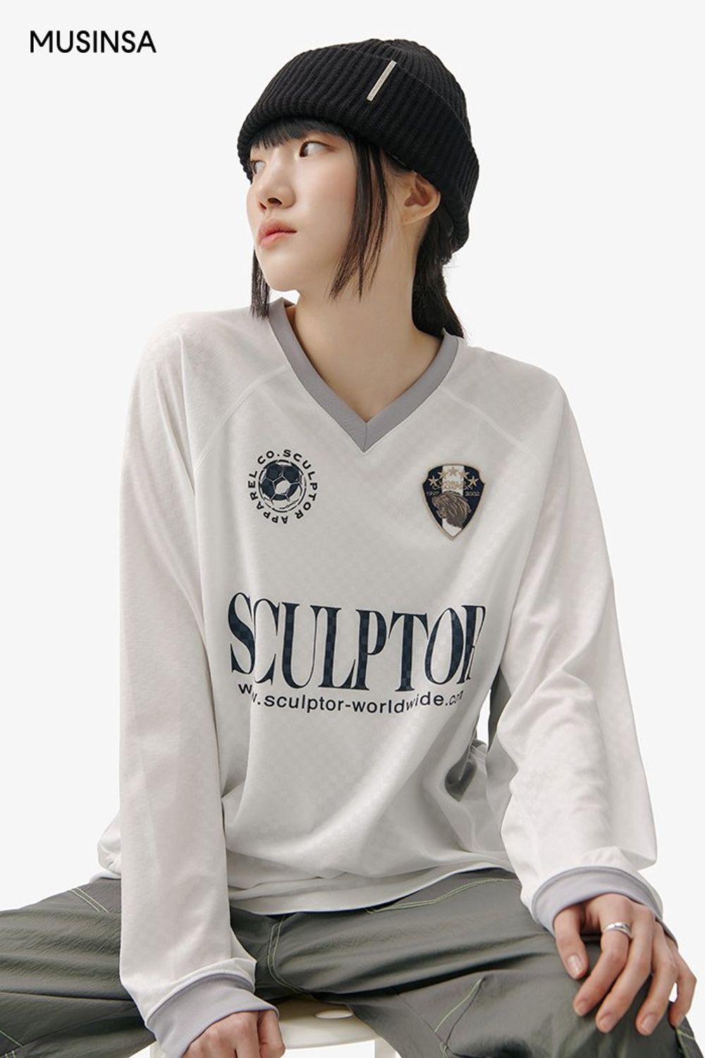 스티치 포인트의 셋업과 비니 조합에 크로스 백으로 마무리한 스트릿 룩 #로고플레이 #모노톤 #셋업코디 #카고 #스티치 #봄 #스트릿