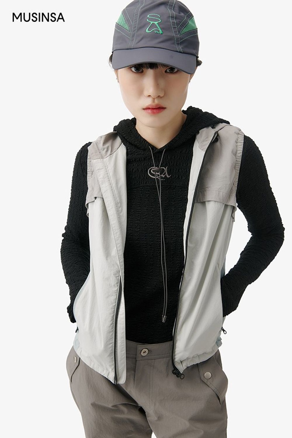 자수 디테일의 후드 탑과 카고 팬츠를 코디한 후 백팩을 걸친 스트릿 룩 #로고플레이 #모노톤 #부츠컷 #컬러블록 #메쉬 #카고 #자수 #봄 #스트릿