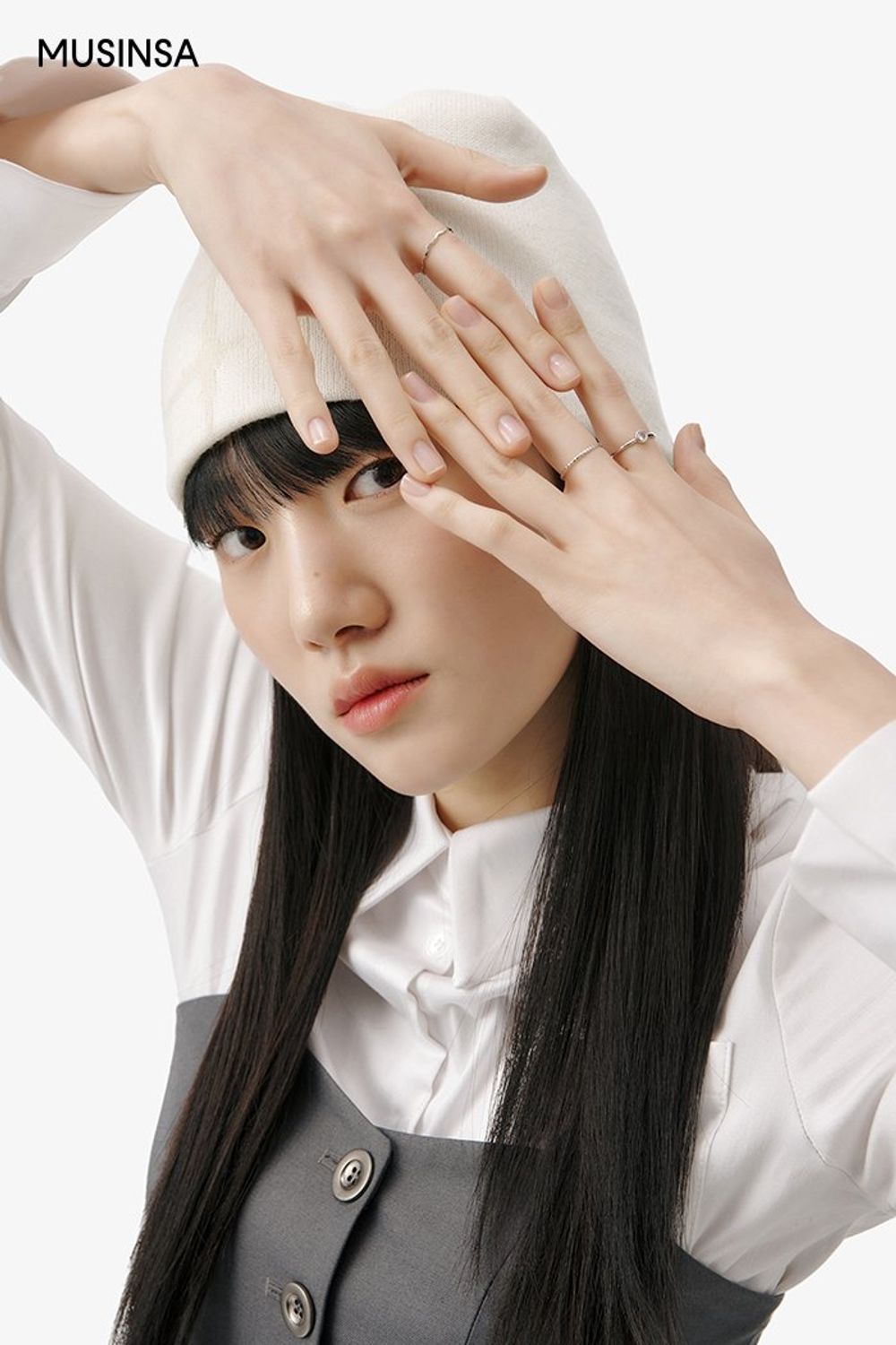크롭 셔츠에 뷔스티에 탑을 더한 후 플리츠스커트로 완성한 걸리시 룩 #모노톤 #레이어드룩 #플리츠 #키높이 #크롭 #봄 #걸리시