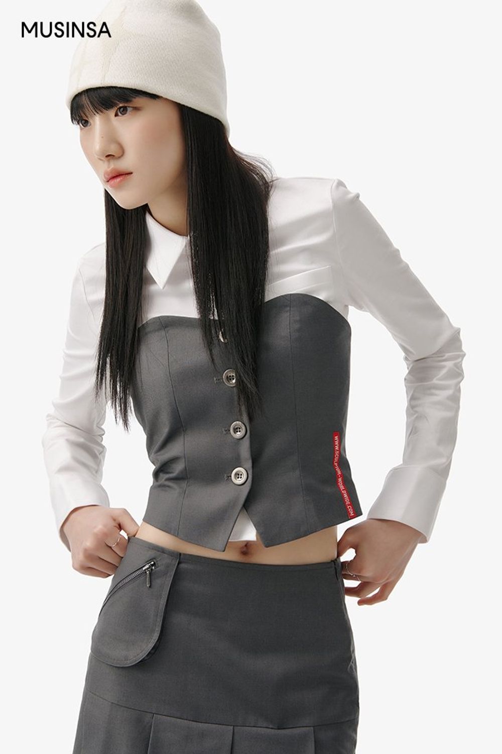 크롭 셔츠에 뷔스티에 탑을 더한 후 플리츠스커트로 완성한 걸리시 룩 #모노톤 #레이어드룩 #플리츠 #키높이 #크롭 #봄 #걸리시