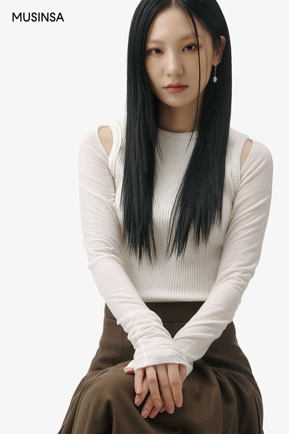 그린 컬러가 돋보이는 카디건과 플리츠스커트, 앵클부츠로 연출한 로맨틱 룩 #데이트 #플리츠 #컷아웃 #겨울 #로맨틱