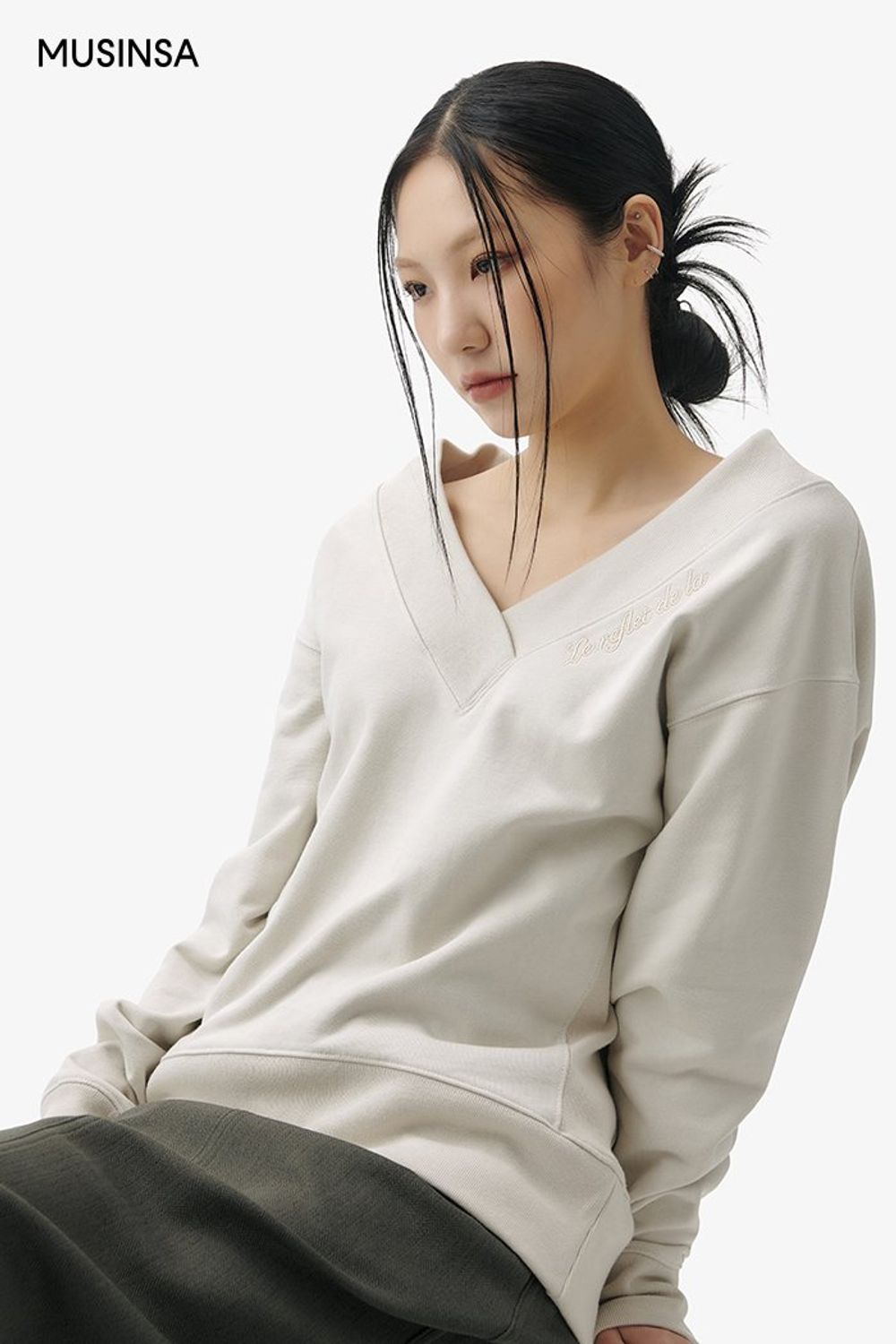 루즈 핏 스웨트셔츠와 맥시 스커트를 매치하고 패딩 베스트를 걸친 캐주얼 룩 #루즈핏 #뉴트럴톤 #크롭 #맥시 #겨울 #캐주얼 #레그워머
