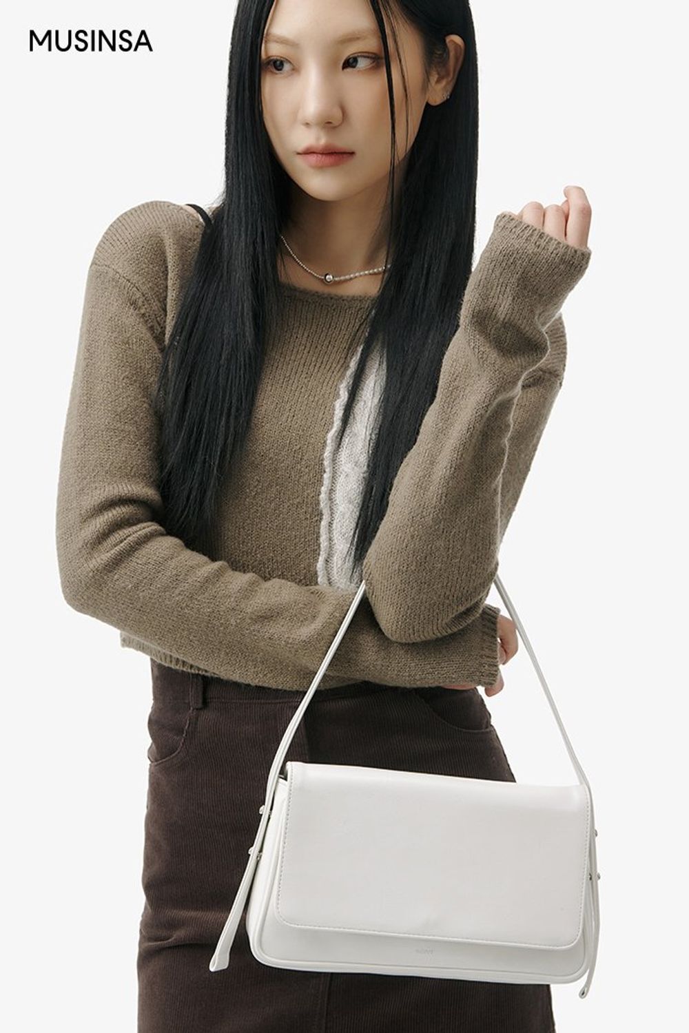 배색 포인트의 니트와 미니스커트, 롱부츠로 연출한 걸리시 룩 #뉴트럴톤 #컬러블록 #짧치 #여친룩 #크롭 #겨울 #걸리시 #크롭니트 #롱부츠