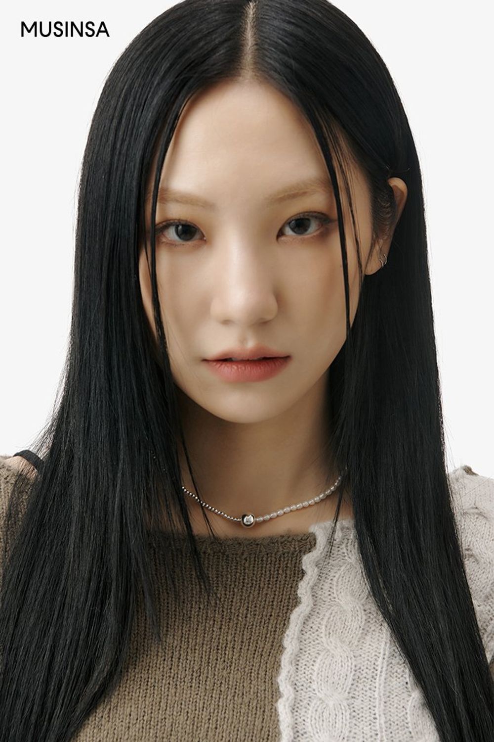 배색 포인트의 니트와 미니스커트, 롱부츠로 연출한 걸리시 룩 #뉴트럴톤 #컬러블록 #짧치 #여친룩 #크롭 #겨울 #걸리시 #크롭니트 #롱부츠