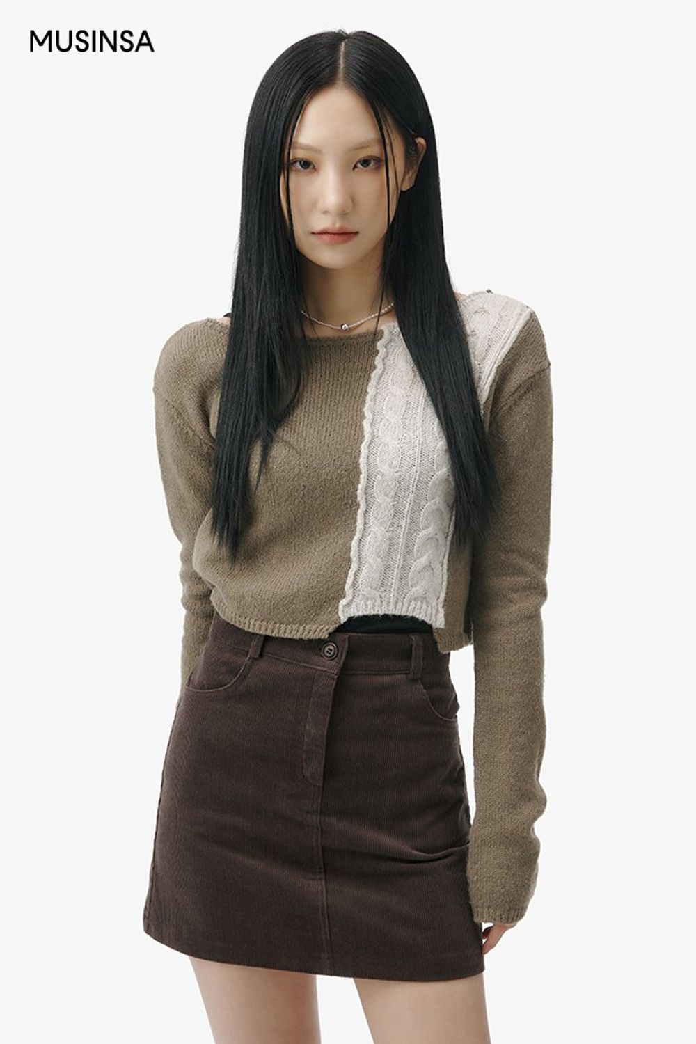 배색 포인트의 니트와 미니스커트, 롱부츠로 연출한 걸리시 룩 #뉴트럴톤 #컬러블록 #짧치 #여친룩 #크롭 #겨울 #걸리시 #크롭니트 #롱부츠