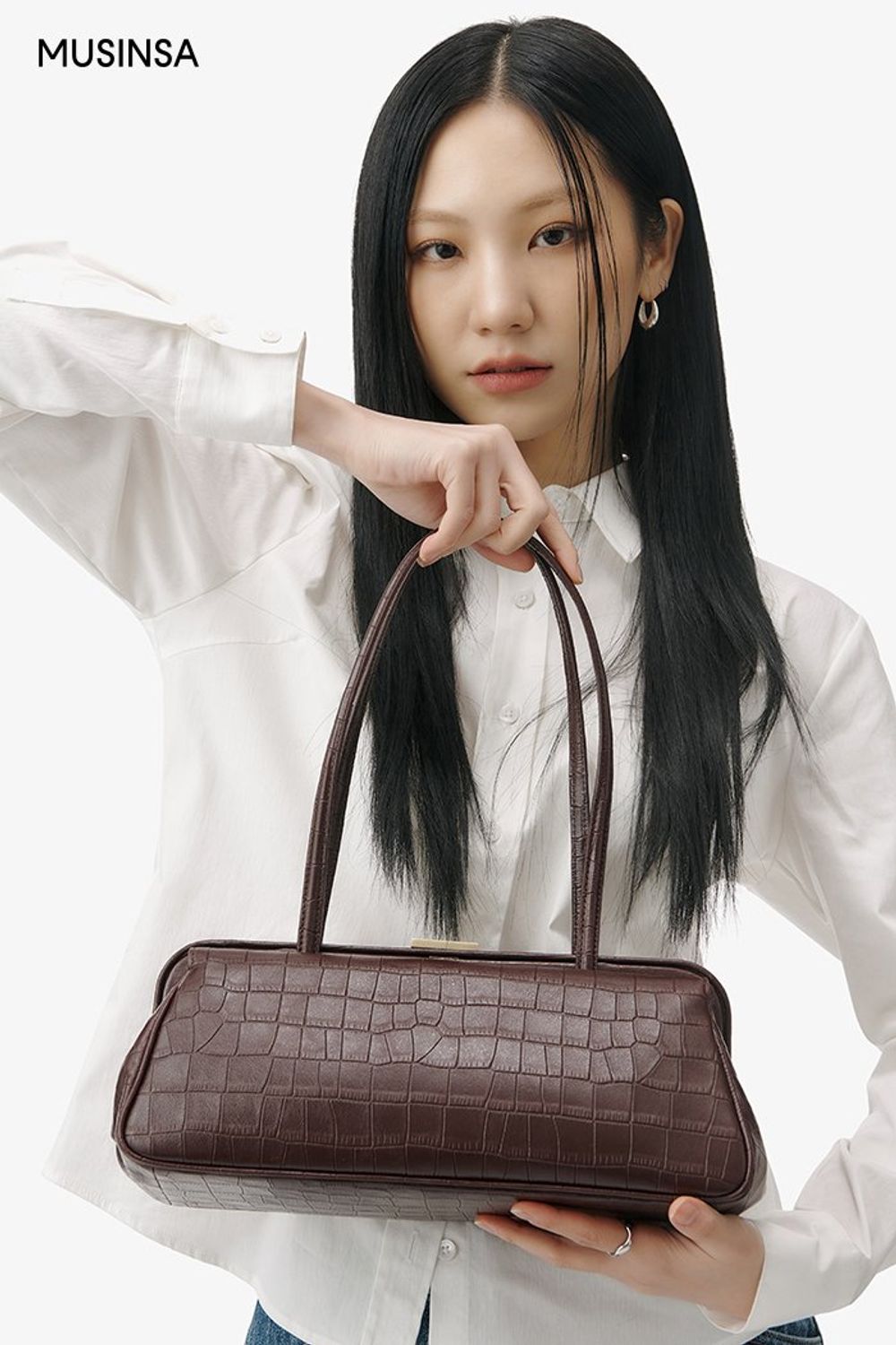 크롭 재킷과 데님 스커트를 매치하고 숄더백으로 완성한 로맨틱 룩 #데이트 #핀턱 #대미지 #크롭 #맥시 #겨울 #로맨틱