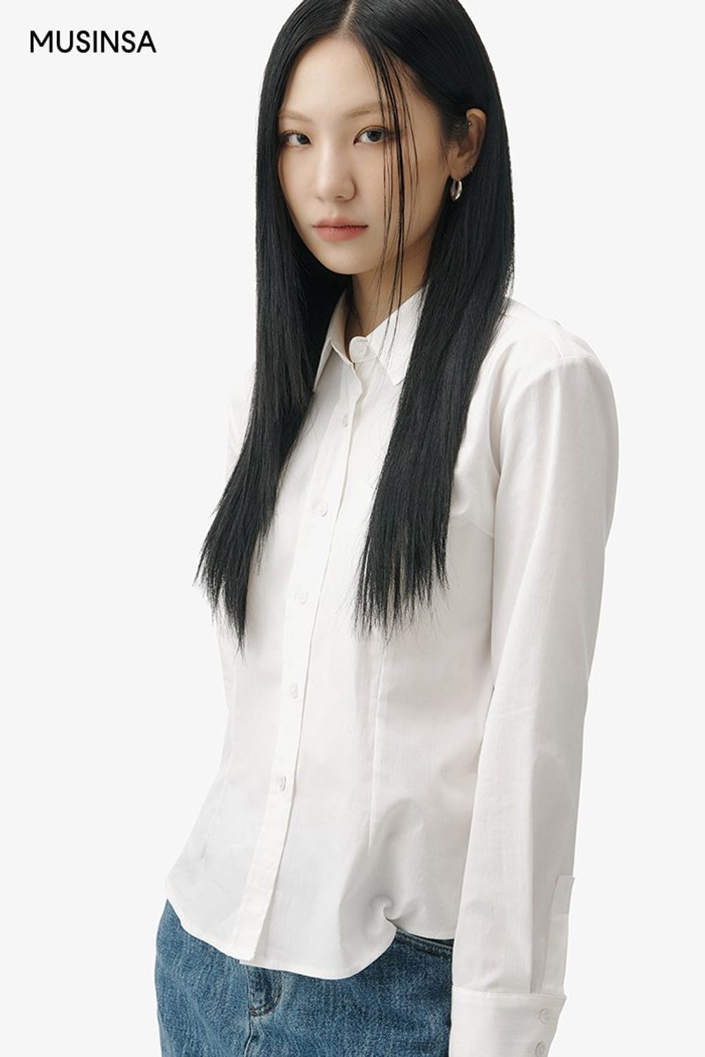 크롭 재킷과 데님 스커트를 매치하고 숄더백으로 완성한 로맨틱 룩 #데이트 #핀턱 #대미지 #크롭 #맥시 #겨울 #로맨틱