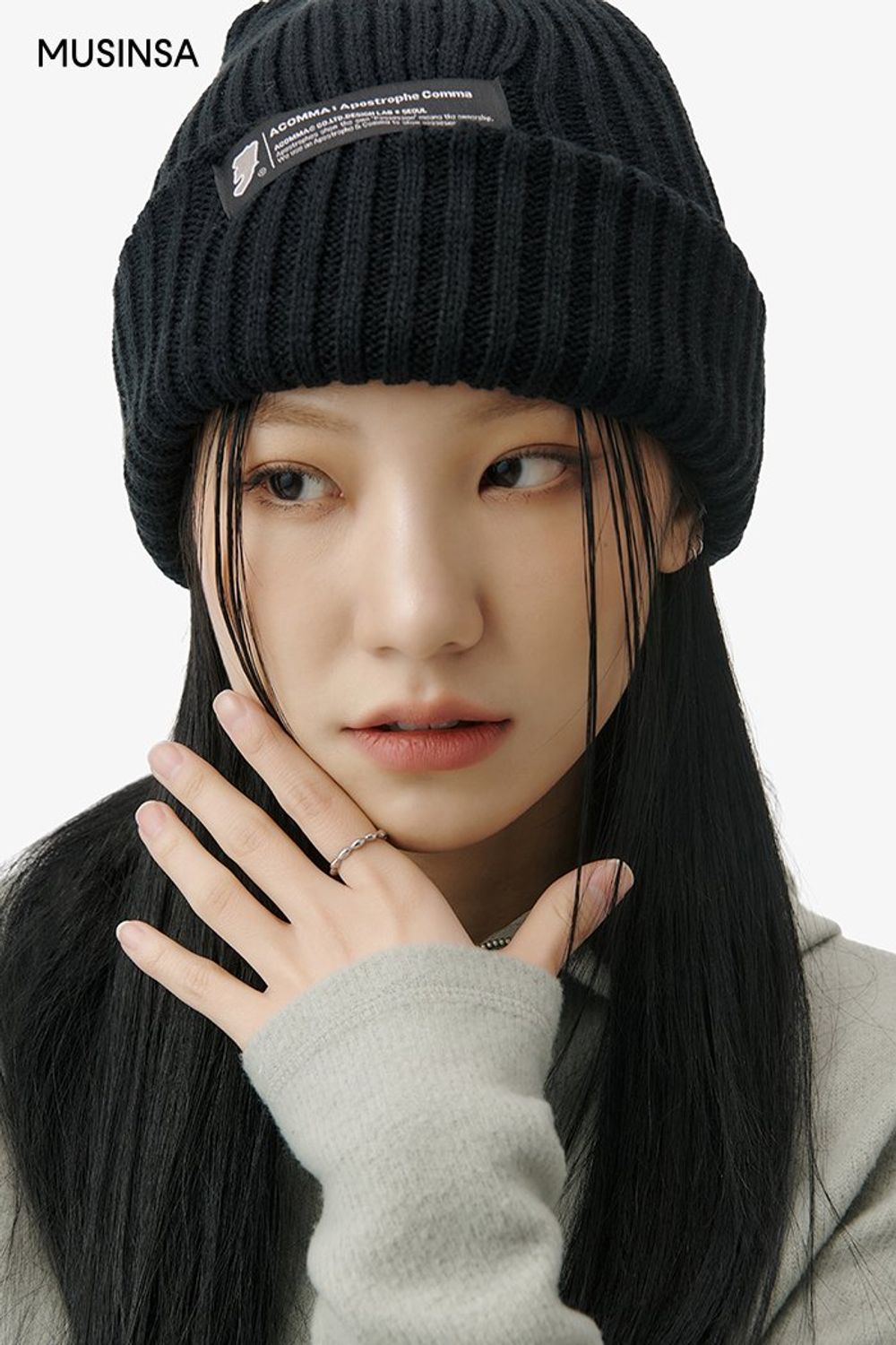 후드 티셔츠와 카고 스커트, 더플코트로 연출한 캐주얼 룩 #글로시 #퀼팅 #카고 #크롭 #맥시 #겨울 #캐주얼 #더플코트
