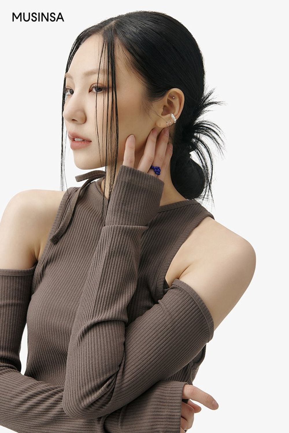 컷아웃 디테일의 탑과 데님 스커트, 오버 핏 코트로 연출한 걸리시 룩 #오버핏 #뉴트럴톤 #짧치 #여친룩 #컷아웃 #크롭 #겨울 #걸리시 #롱부츠 #싱글코트