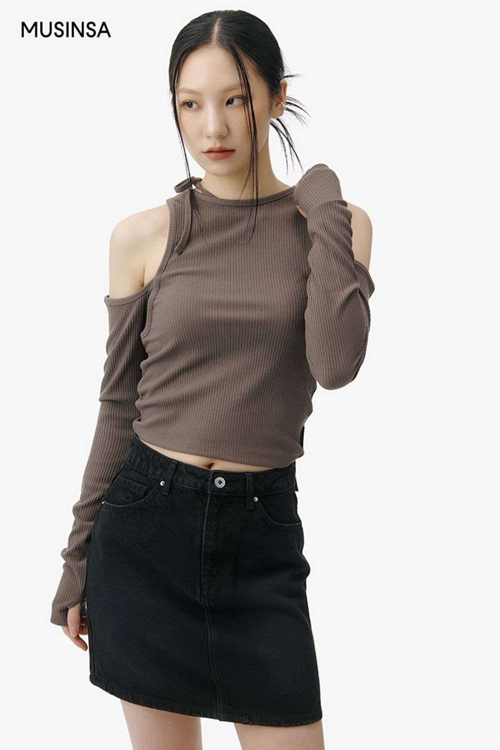 컷아웃 디테일의 탑과 데님 스커트, 오버 핏 코트로 연출한 걸리시 룩 #오버핏 #뉴트럴톤 #짧치 #여친룩 #컷아웃 #크롭 #겨울 #걸리시 #롱부츠 #싱글코트