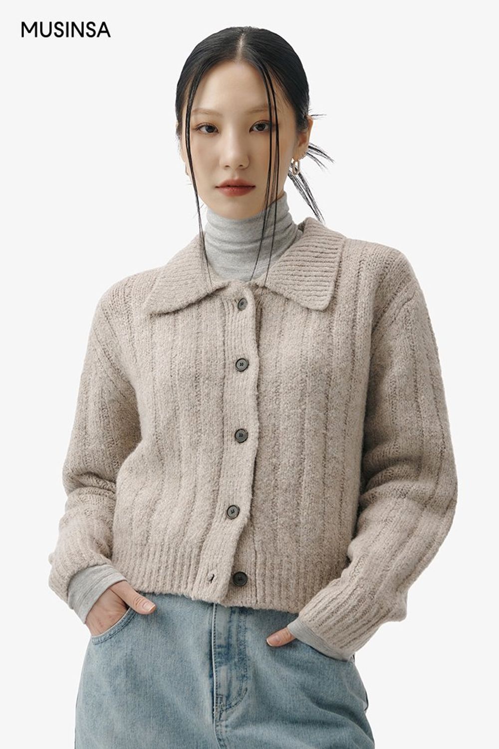 베이지 컬러 카디건과 데님 스커트를 매치하고 숄더백으로 완성한 로맨틱 룩 #레이어드룩 #데이트 #맥시 #겨울 #로맨틱 #컷오프