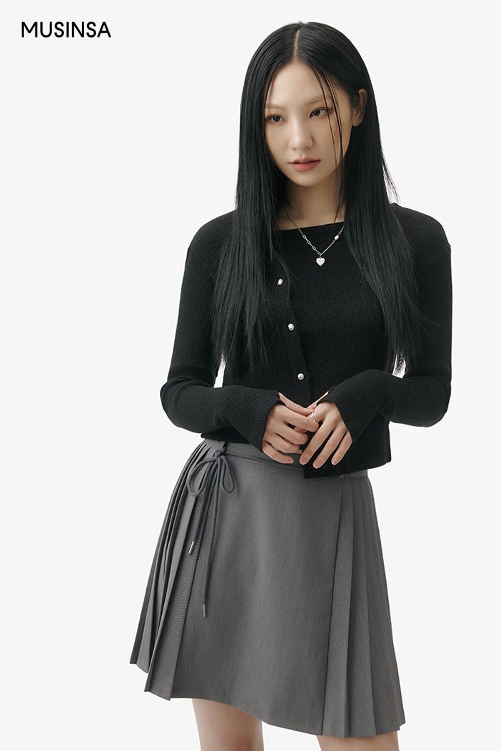 언밸런스한 카디건과 플리츠스커트의 조합에 스웨이드 재킷을 더한 걸리시 룩 #컬러포인트 #짧치 #스웨이드 #여친룩 #키높이 #스티치 #플리츠 #크롭 #언밸런스 #겨울 #걸리시