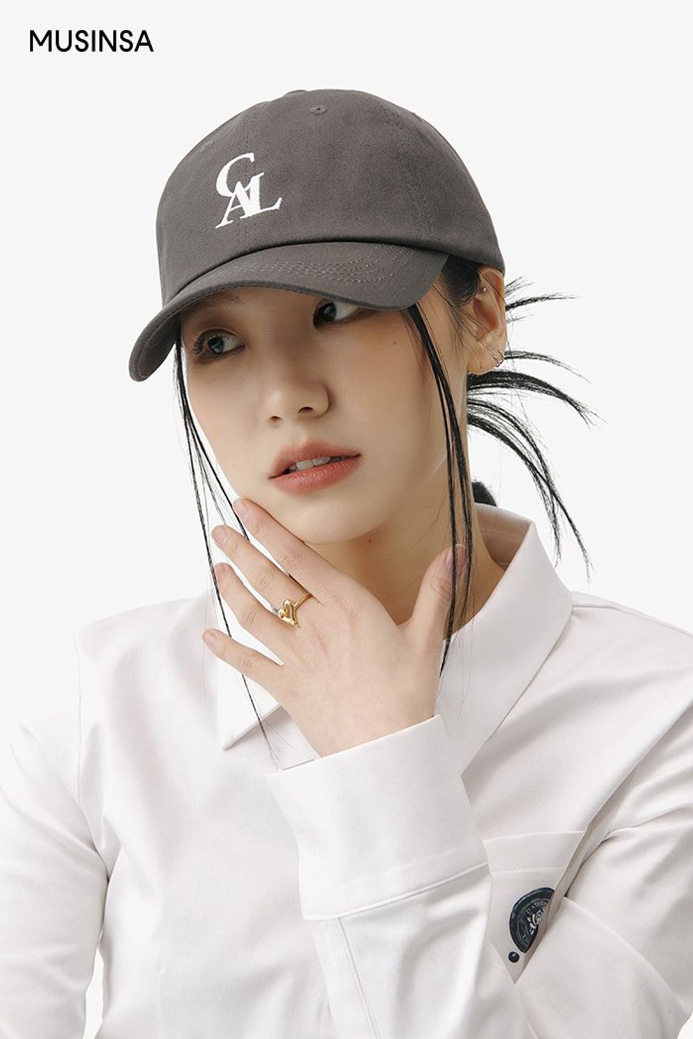 크롭 셔츠와 와이드 핏 팬츠, 스웨이드 재킷으로 연출한 캐주얼 룩 #심볼 #와이드핏 #뉴트럴톤 #스웨이드 #핀턱 #크롭 #겨울 #캐주얼