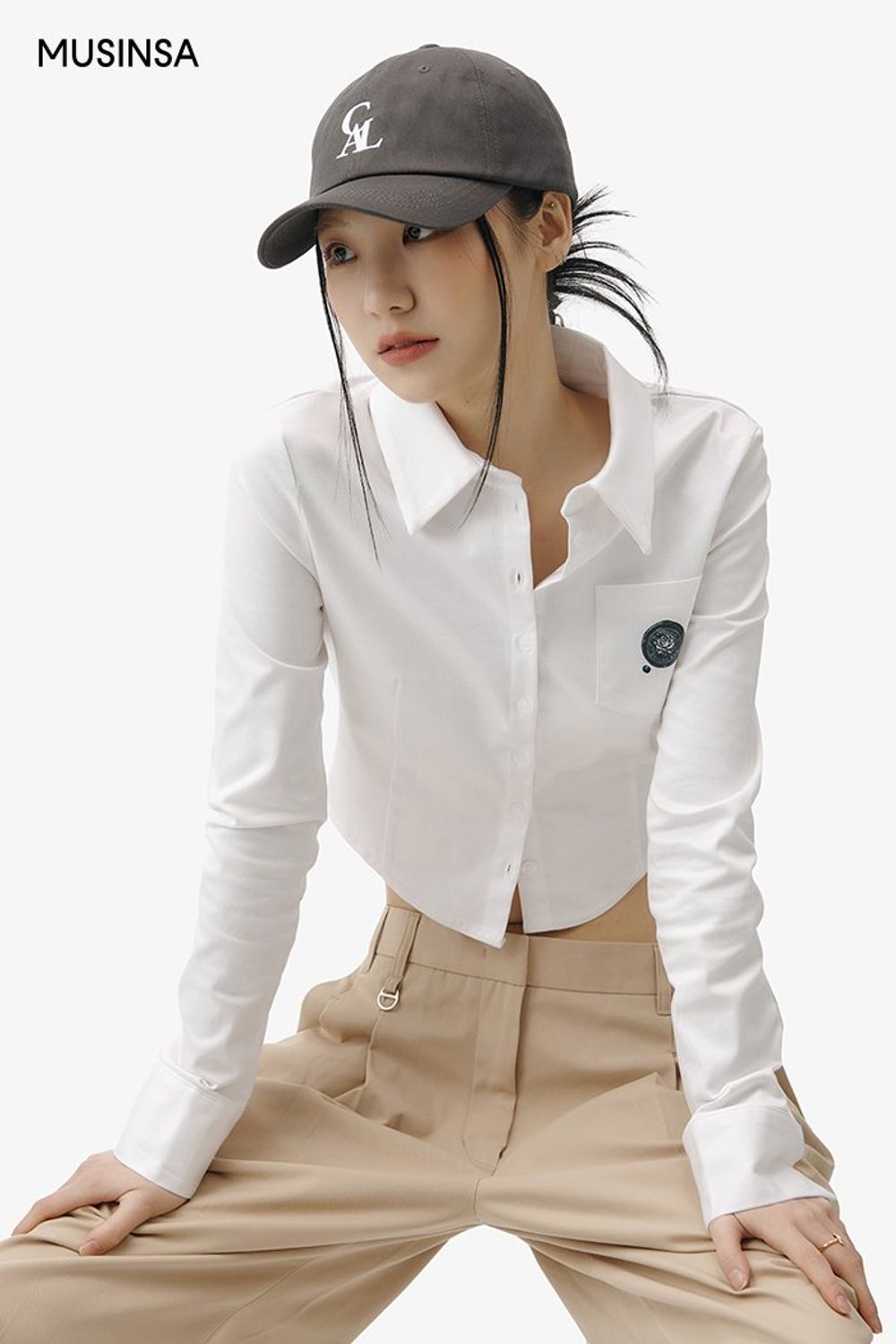 크롭 셔츠와 와이드 핏 팬츠, 스웨이드 재킷으로 연출한 캐주얼 룩 #심볼 #와이드핏 #뉴트럴톤 #스웨이드 #핀턱 #크롭 #겨울 #캐주얼