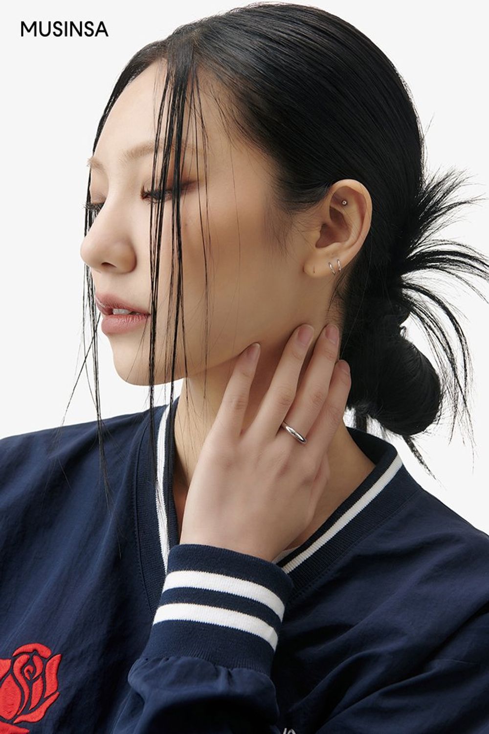 레터링 디테일이 돋보이는 스웨트셔츠와 와이드 팬츠, 패딩 베스트로 완성한 캐주얼 #레터링 #레이어드룩 #캠퍼스 #와이드핏 #핀턱 #자수 #겨울 #캐주얼
