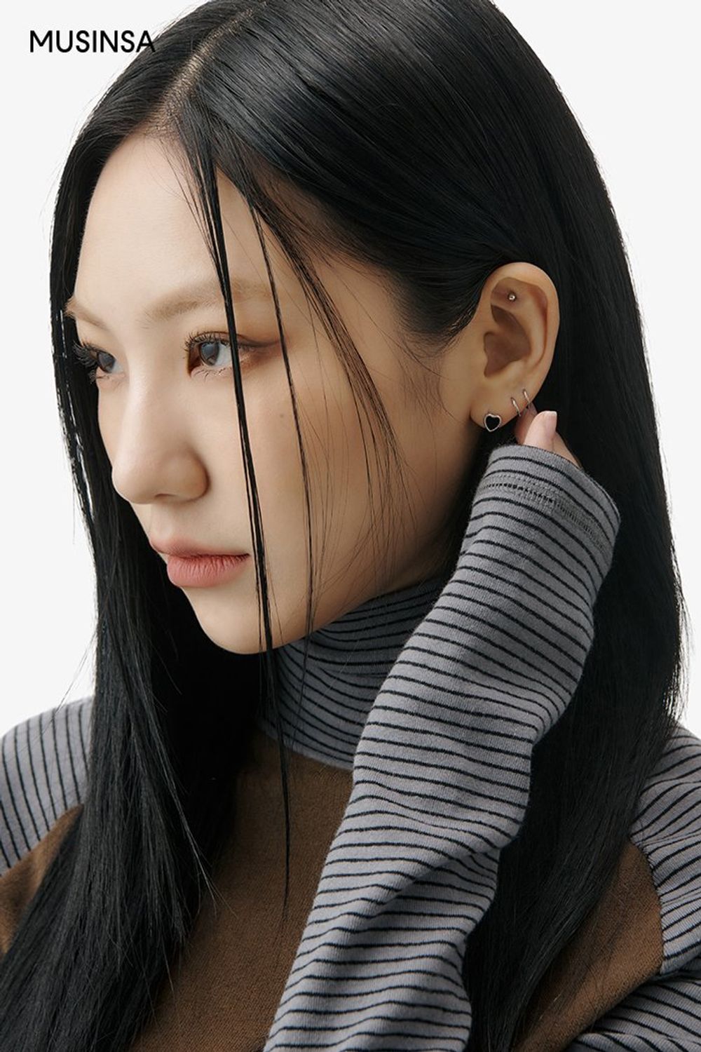 배색 디테일의 터틀넥 탑과 미디 스커트를 매치한 후 집업 재킷을 걸친 걸리시 룩 #컬러블록 #스트라이프 #여친룩 #키높이 #크롭 #겨울 #걸리시 #레그워머