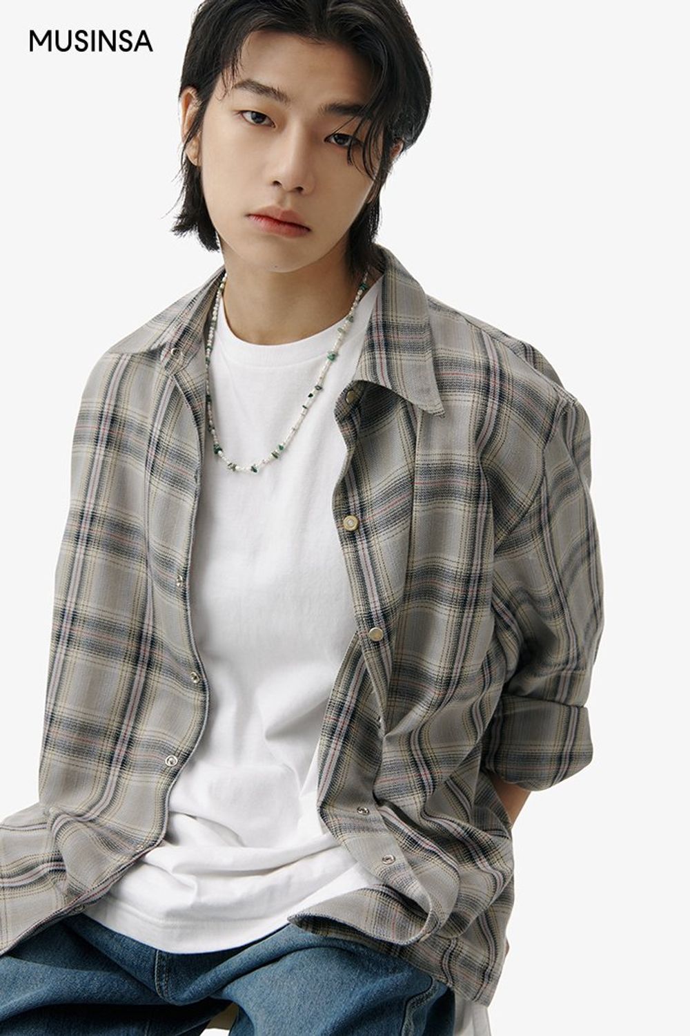 바시티 재킷에 체크 셔츠를 레이어드하고 데님 팬츠로 캐주얼하게 마무리한 코디네이션 #와이드핏 #컬러블록 #체크 #레이어드룩 #워싱 #겨울 #캐주얼
