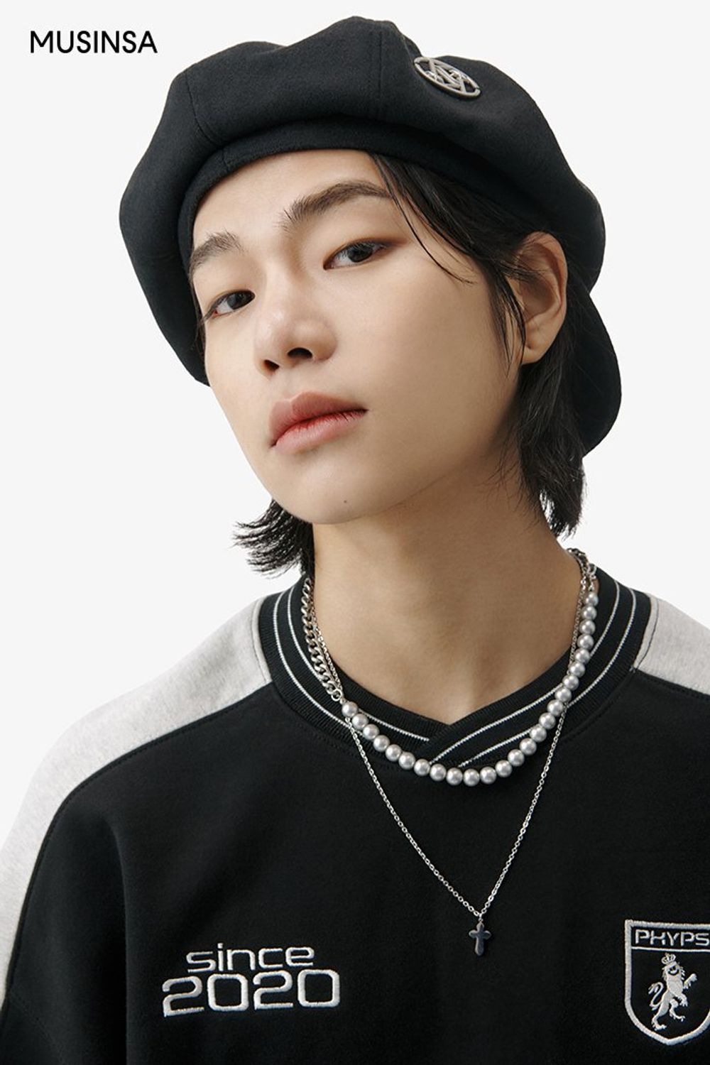 데님 셋업에 베레와 스니커즈로 캐주얼 무드를 더한 코디네이션 #모노톤 #컬러블록 #셋업코디 #청청패션 #캠퍼스 #워싱 #자수 #겨울 #스트릿
