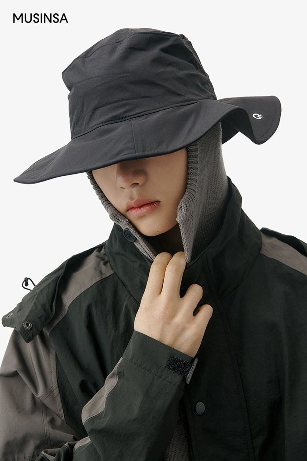 컬러 배색이 돋보이는 나일론 재킷에 와이드 팬츠를 매치하고 페도라로 멋스럽게 마무리한 스포츠 룩 #오버핏 #뉴트럴톤 #컬러블록 #캠핑 #겨울 #스포티 #고프코어 #아웃도어 #방수