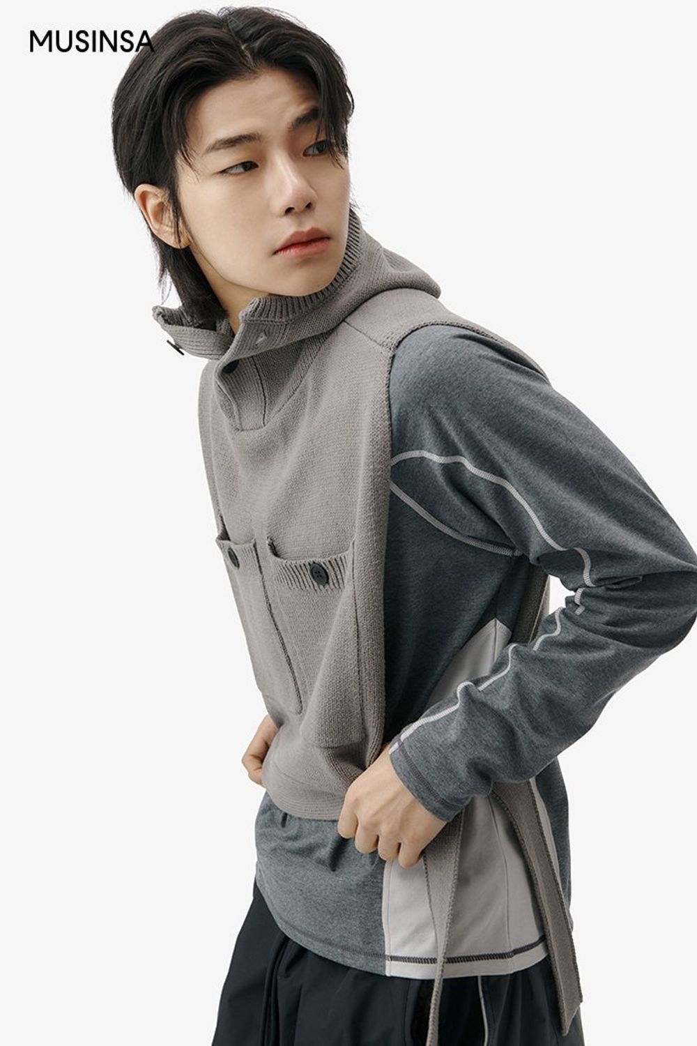 컬러 배색이 돋보이는 나일론 재킷에 와이드 팬츠를 매치하고 페도라로 멋스럽게 마무리한 스포츠 룩 #오버핏 #뉴트럴톤 #컬러블록 #캠핑 #겨울 #스포티 #고프코어 #아웃도어 #방수