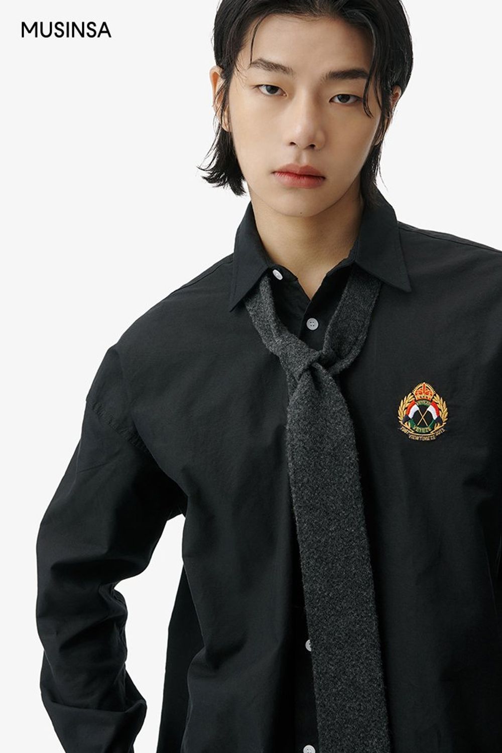 블랙 컬러 아이템에 패딩 재킷을 조합해 완성한 캐주얼 룩 #와이드핏 #모노톤 #컬러블록 #자수 #대미지 #절개 #겨울 #캐주얼 #패딩자켓