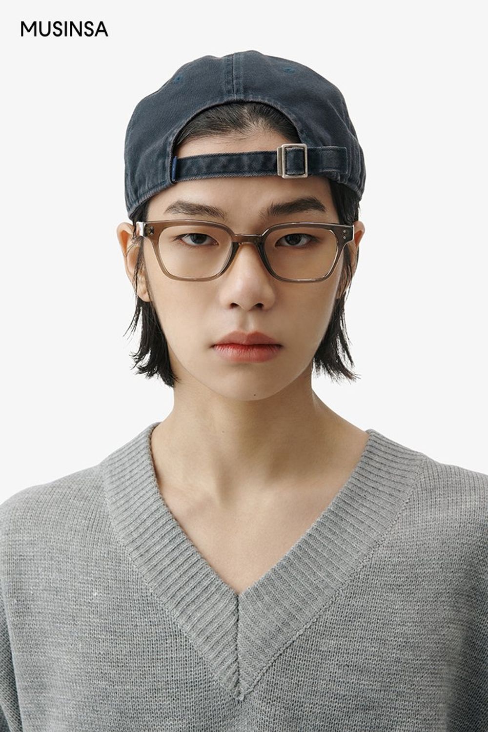 와펜 디테일이 유니크한 점퍼에 컬러 팬츠로 완성한 캐주얼 룩 #유니크 #오버핏 #컬러포인트 #와펜 #자수 #겨울 #캐주얼