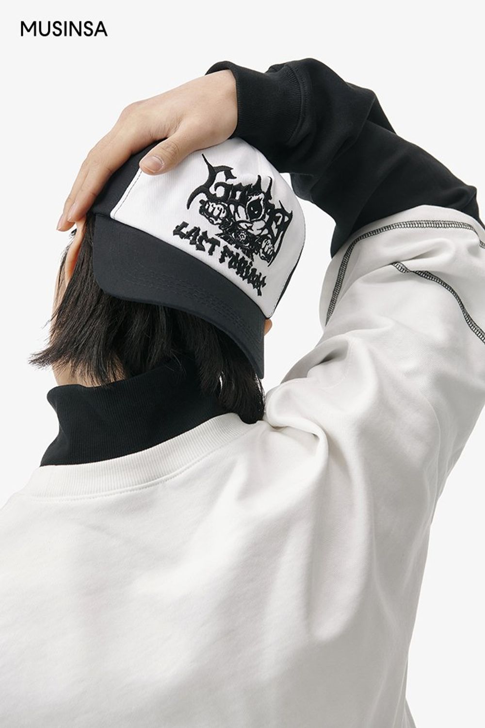 블랙&화이트 컬러 아이템 조합으로 완성한 스트릿 룩 #로고플레이 #모노톤 #셋업코디 #카고 #스티치 #자수 #겨울 #스트릿