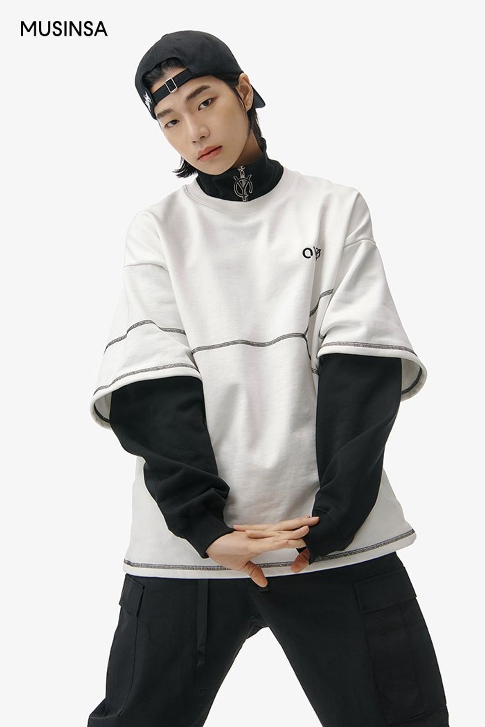 블랙&화이트 컬러 아이템 조합으로 완성한 스트릿 룩 #로고플레이 #모노톤 #셋업코디 #카고 #스티치 #자수 #겨울 #스트릿