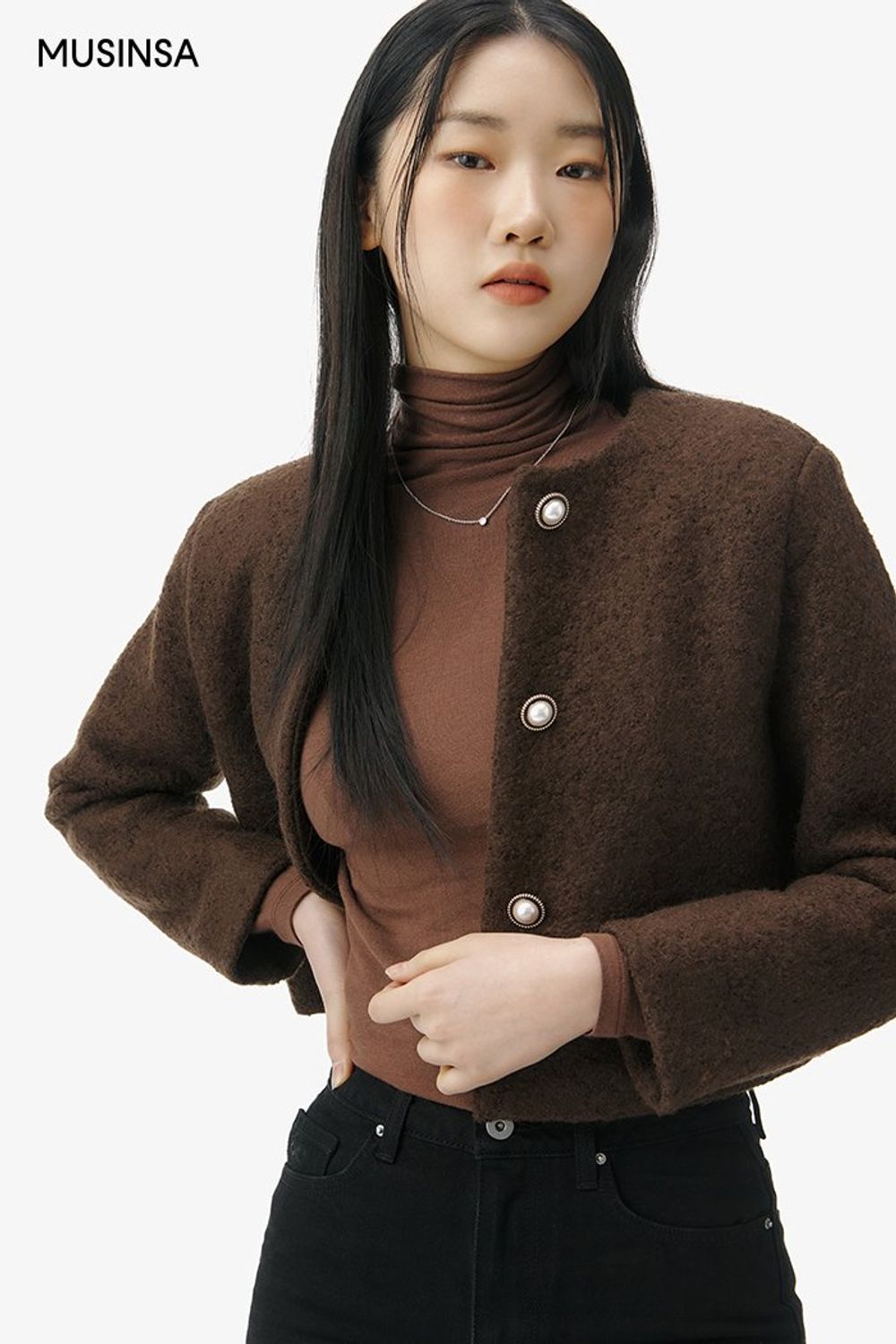 차분한 무드의 트위드 재킷과 데님 팬츠로 꾸민 포멀 룩 #부츠컷 #크롭 #출근룩 #노카라 #봄 #포멀 #비즈니스캐주얼