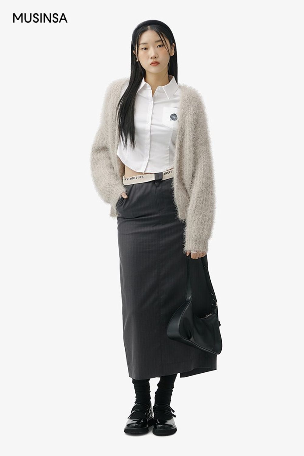 크롭 셔츠와 맥시 스커트를 매치하고 카디건을 걸쳐 마무리한 걸리시 룩 #심볼 #스트라이프 #슬릿 #크롭 #맥시 #봄 #걸리시