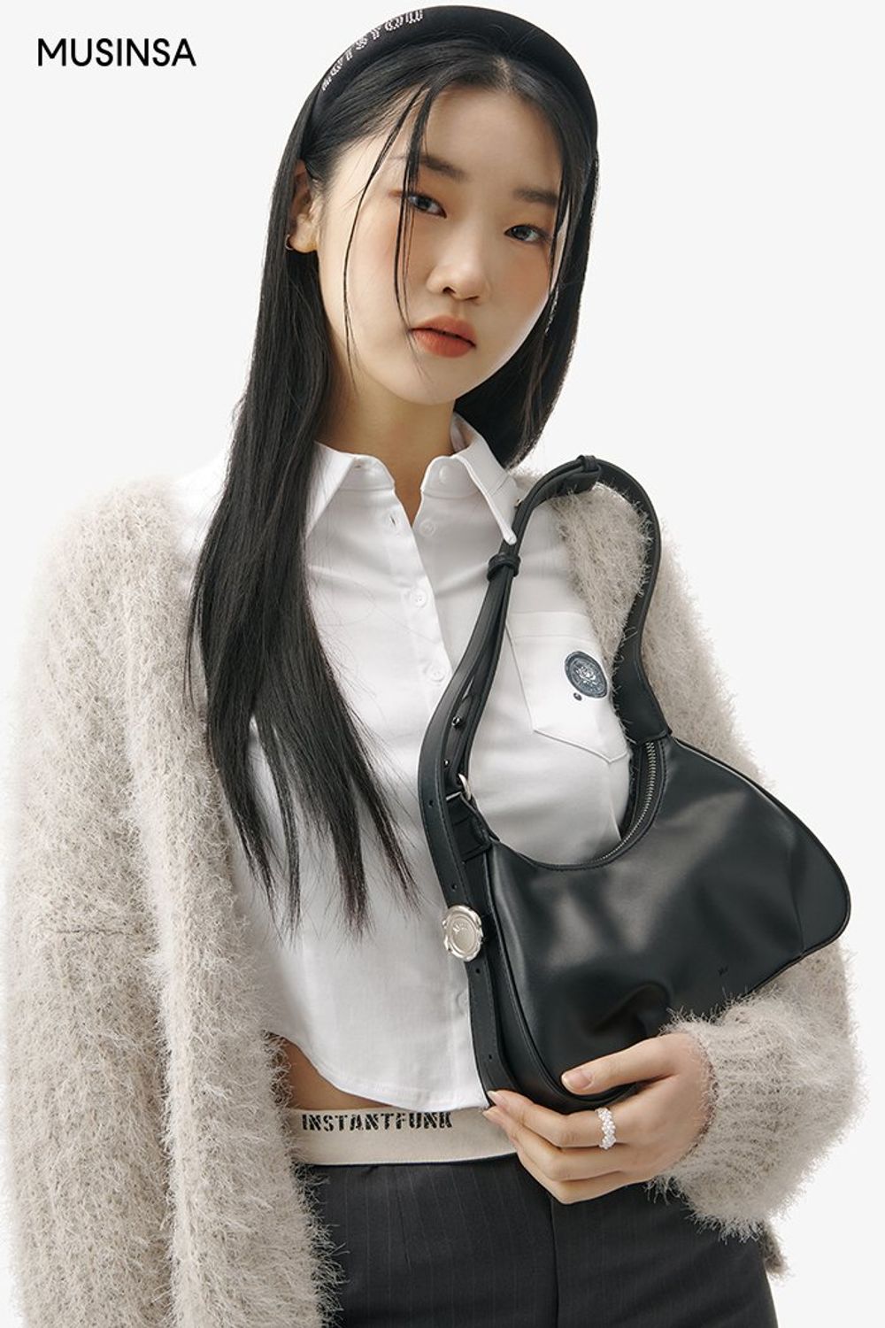 크롭 셔츠와 맥시 스커트를 매치하고 카디건을 걸쳐 마무리한 걸리시 룩 #심볼 #스트라이프 #슬릿 #크롭 #맥시 #봄 #걸리시