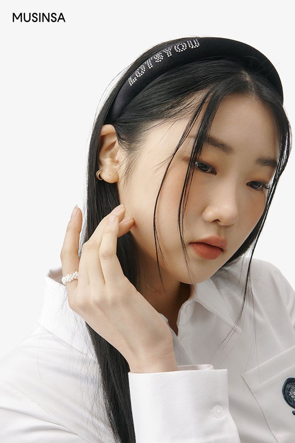 크롭 셔츠와 맥시 스커트를 매치하고 카디건을 걸쳐 마무리한 걸리시 룩 #심볼 #스트라이프 #슬릿 #크롭 #맥시 #봄 #걸리시