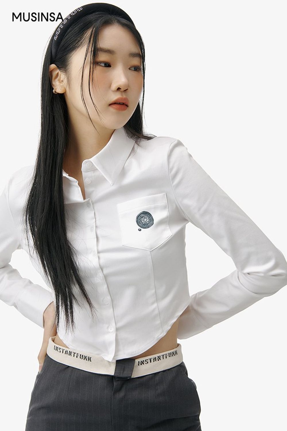 크롭 셔츠와 맥시 스커트를 매치하고 카디건을 걸쳐 마무리한 걸리시 룩 #심볼 #스트라이프 #슬릿 #크롭 #맥시 #봄 #걸리시