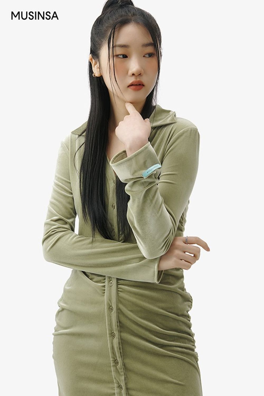 셔링 디테일이 돋보이는 원피스에 패딩 베스트를 매치한 스트릿 룩 #유니크 #셔링 #크롭 #봄 #스트릿 #벨벳 #패딩점퍼
