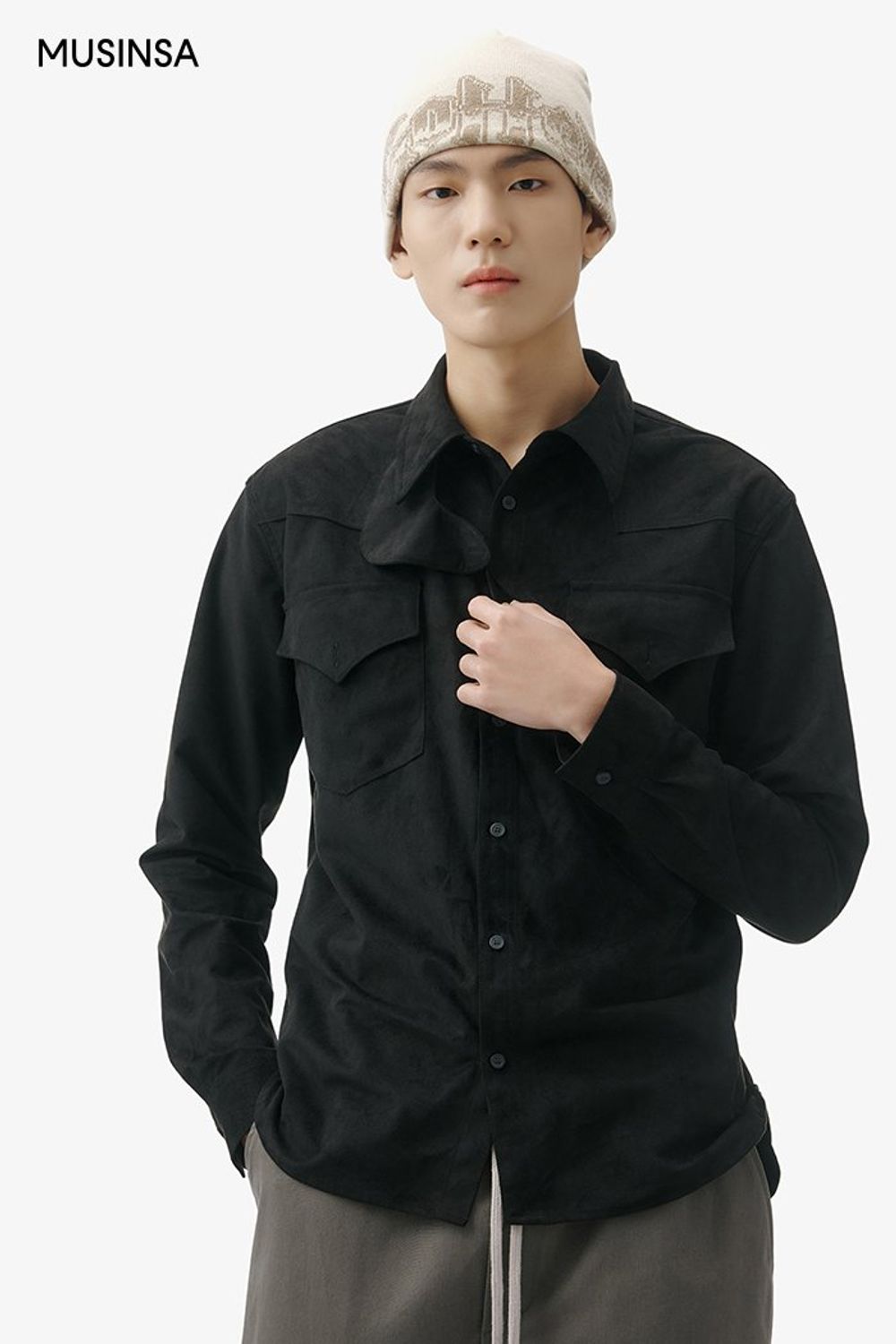 포켓 디테일이 돋보이는 팬츠에 바시티 재킷을 걸쳐 마무리한 스트릿 룩 #유니크 #컬러블록 #레더 #봄 #스트릿 #바시티재킷