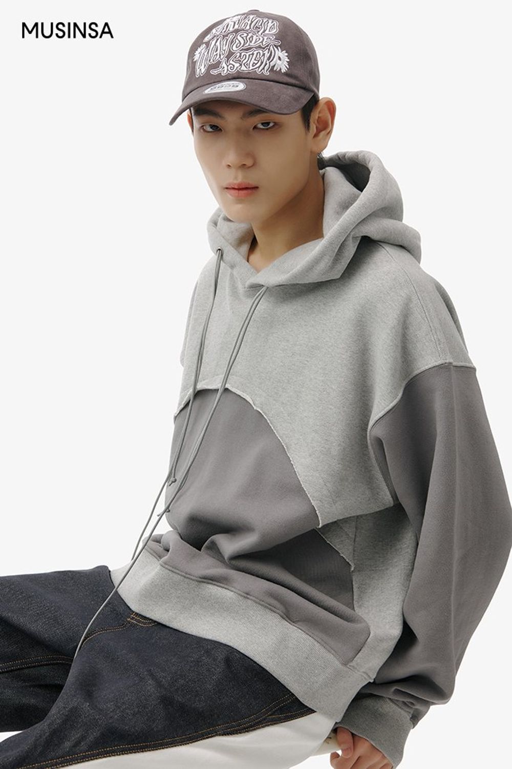 컬러 블록 디테일이 돋보이는 팬츠에 레더 재킷을 매치한 스트릿 룩 #빈티지 #유니크 #그래픽 #컬러블록 #레더 #봄 #스트릿