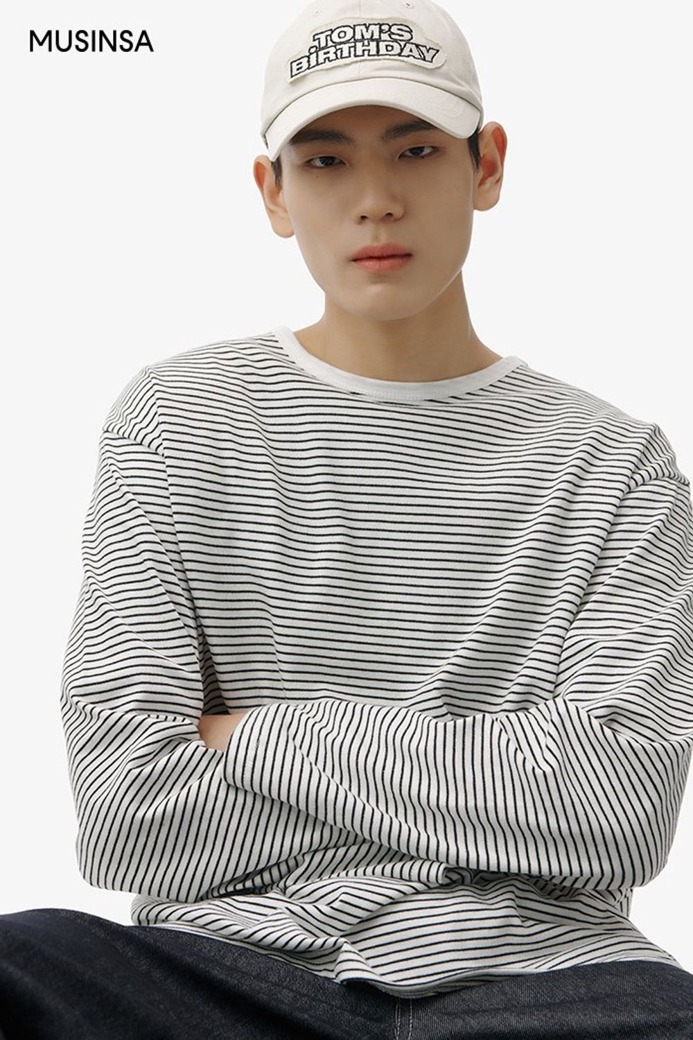스트라이프 티셔츠와 데님 팬츠를 매치하고 코트를 걸쳐 마무리한 캐주얼 룩 #레터링 #꾸안꾸 #봄 #캐주얼 #싱글코트