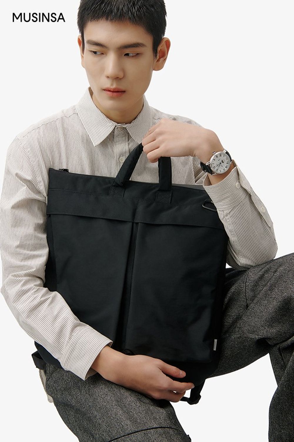 간결한 실루엣의 코트와 슬랙스로 연출한 포멀 룩 #미니멀 #출근룩 #봄 #포멀 #더블코트 #비즈니스캐주얼 #울헤링본